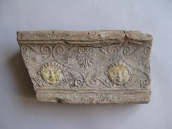 Rechter Teil einer Sima: Zwei Gorgoneien zwischen Spiralbändern und Palmetten