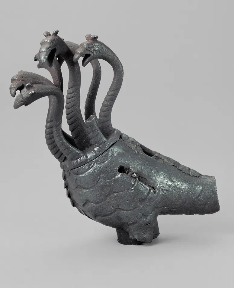 Helmzier in Gestalt einer Hydra