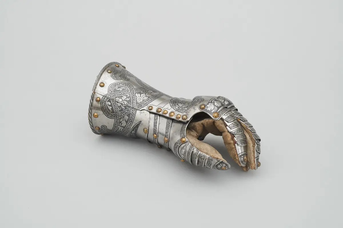 Linker Fingerhandschuh im Stil der Flechtbandgarnitur