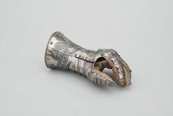 Linker Fingerhandschuh im Stil der Flechtbandgarnitur
