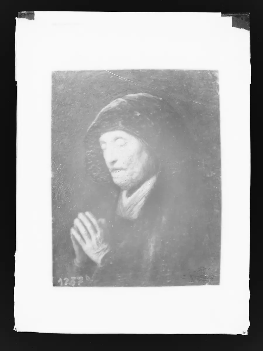 Betende alte Frau