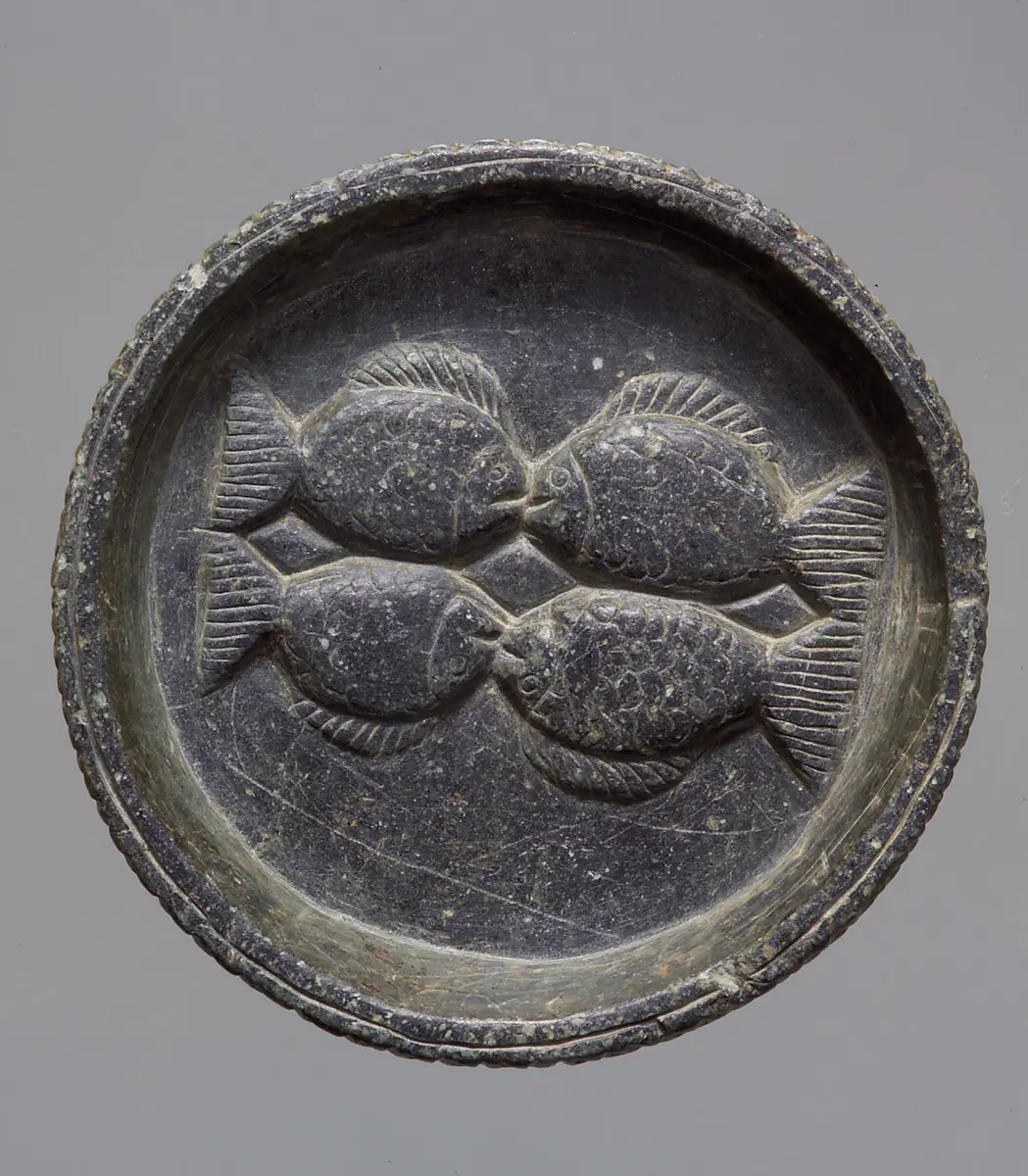 Flache runde Schale mit Fischrelief