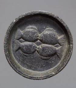 Flache runde Schale mit Fischrelief
