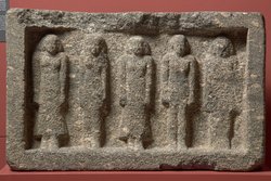 Nischenblock mit fünf Figuren