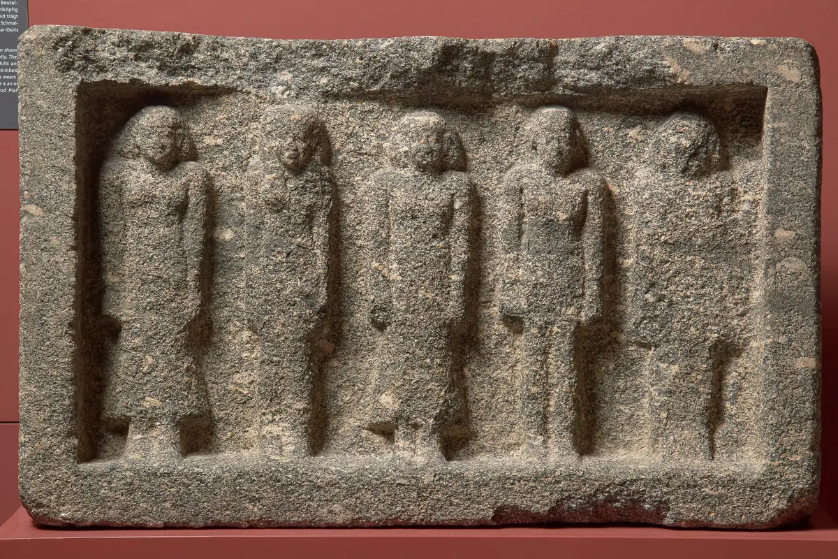 Nischenblock mit fünf Figuren