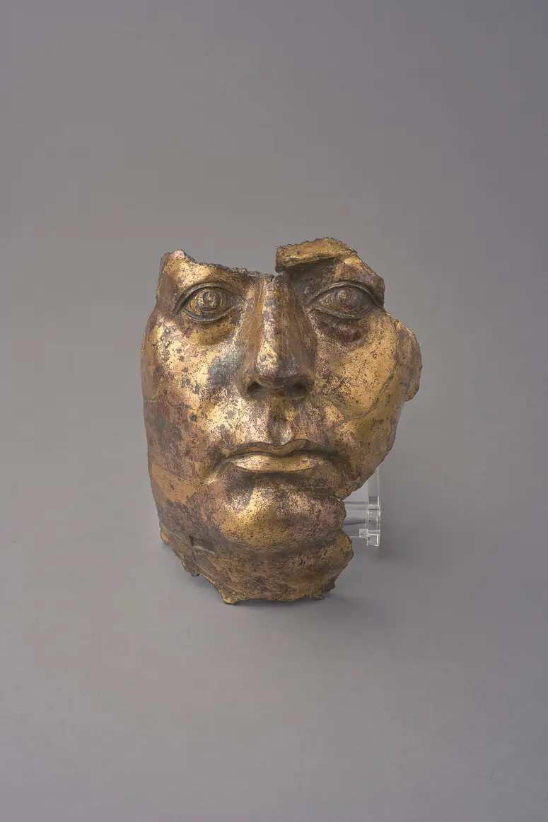 Fragmente von einer Statue: Kopffragment und Fingerfragment (zu Inv. VI 2441)