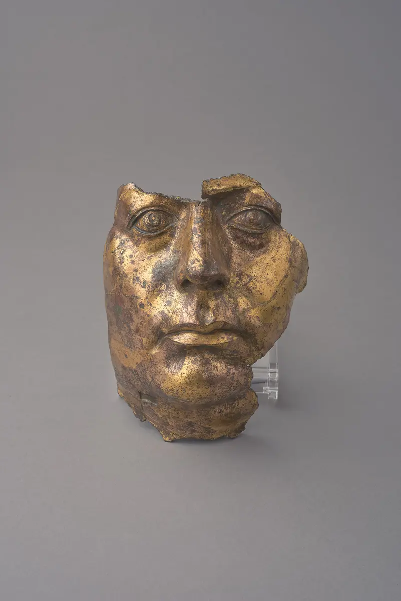 Fragmente von einer Statue: Kopffragment und Fingerfragment (zu Inv. VI 2441)