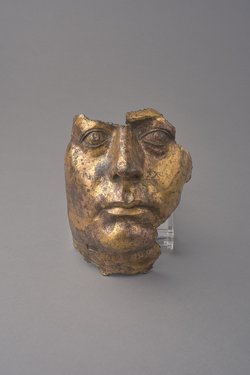Fragmente von einer Statue: Kopffragment und Fingerfragment (zu Inv. VI 2441)