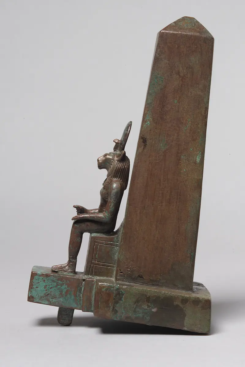 Obelisk mit löwenköpfiger Göttin