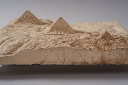 Modell des Giza-Plateaus mit Pyramiden