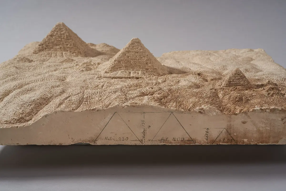 Modell des Giza-Plateaus mit Pyramiden