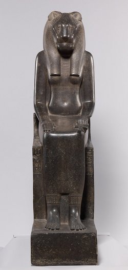 Sitzstatue der Göttin Sachmet