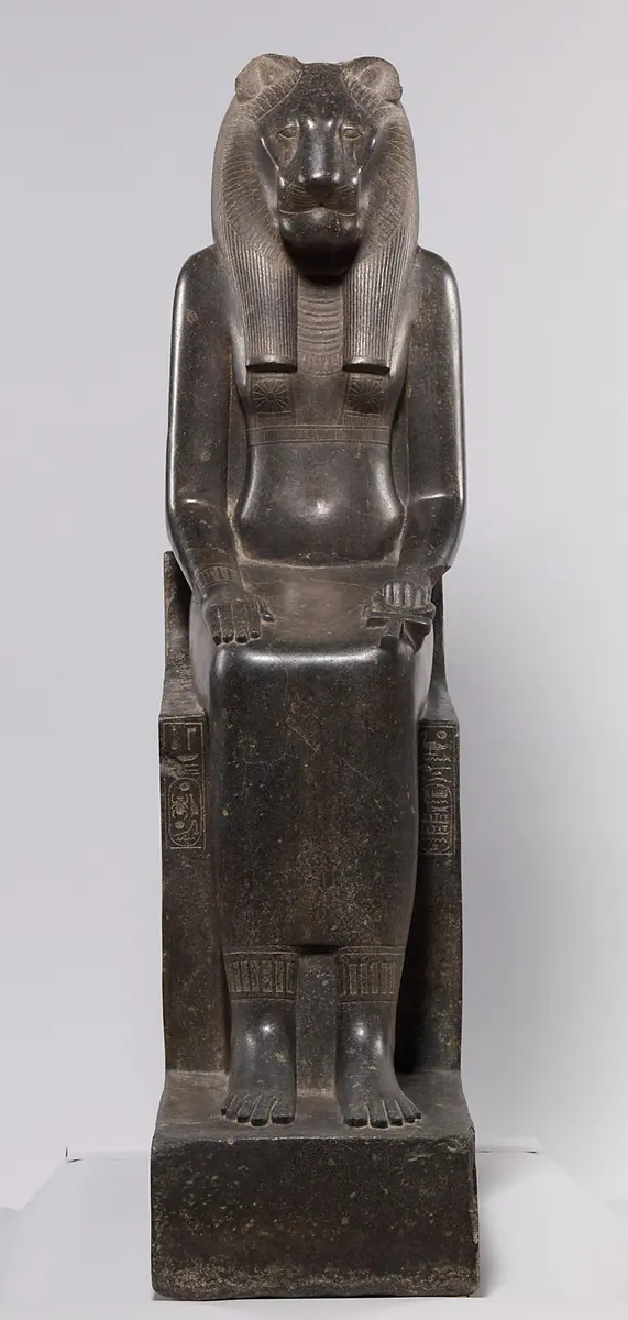 Sitzstatue der Göttin Sachmet