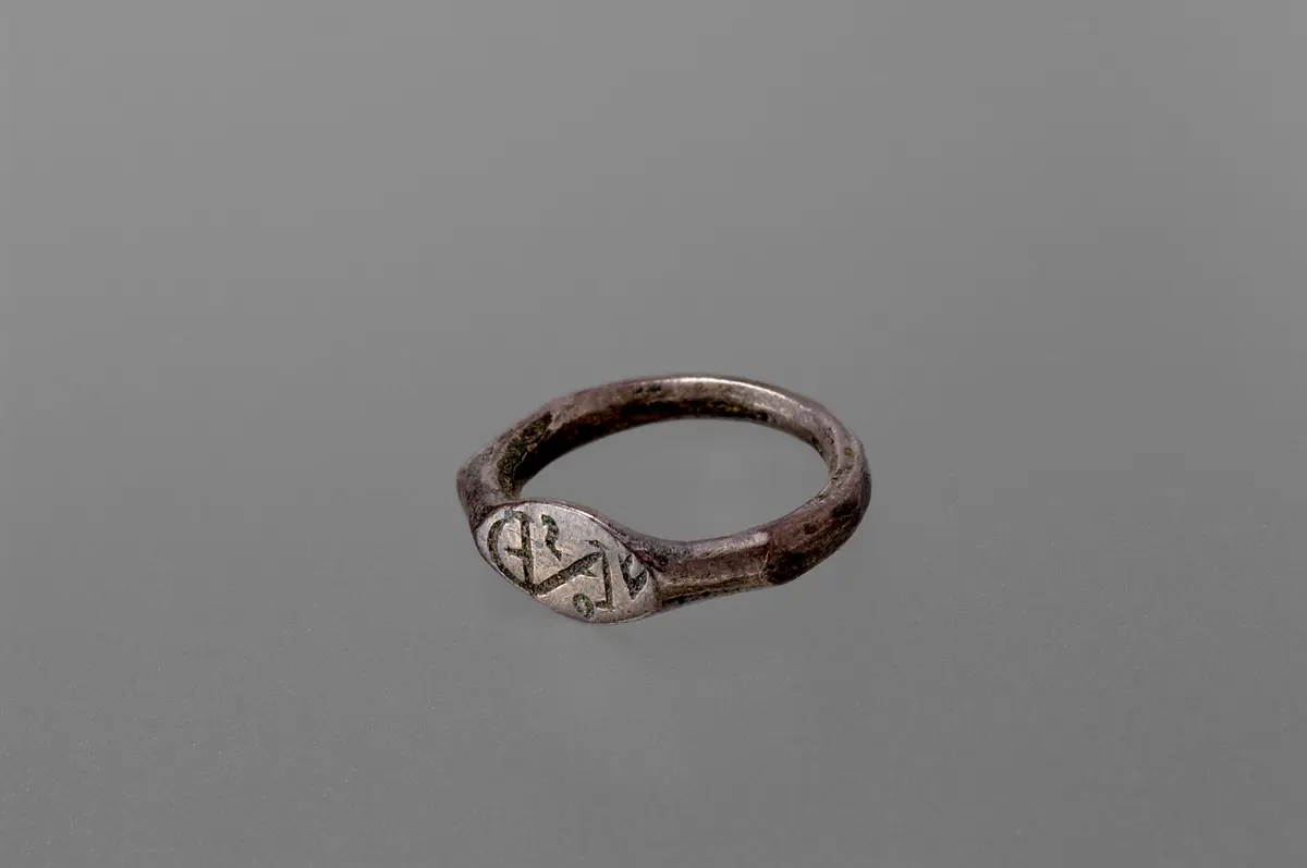 Fingerring mit Monogramm
