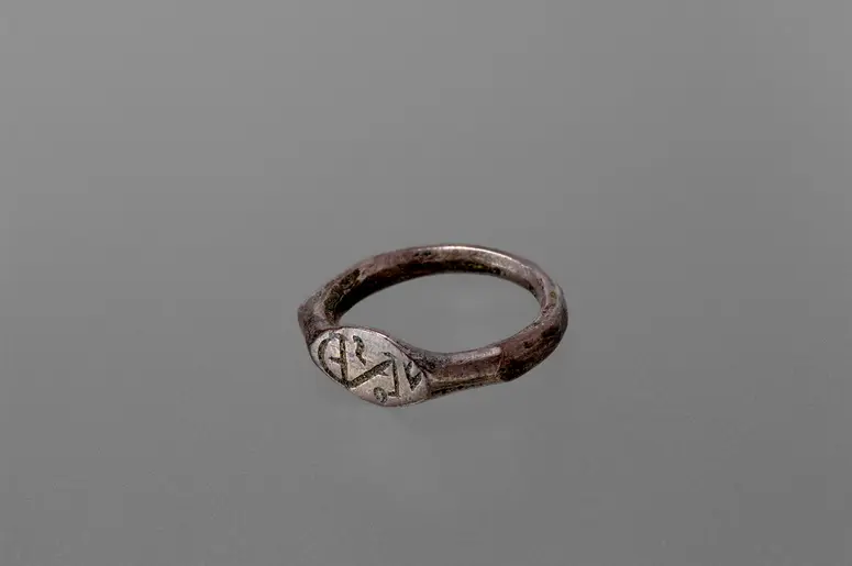 Fingerring mit Monogramm