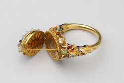 Ring mit Sonnenuhr in Gestalt eines Igels