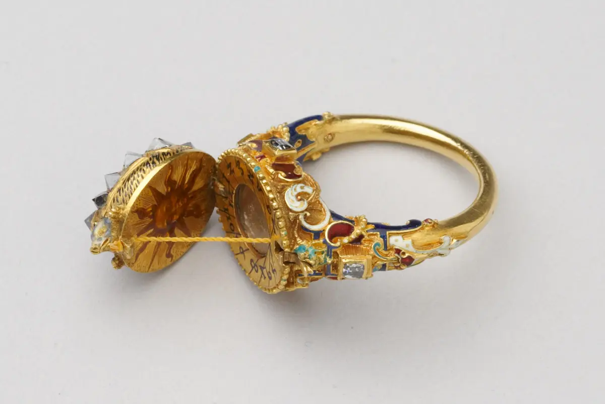 Ring mit Sonnenuhr in Gestalt eines Igels