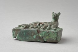 Liegende Katze mit vier Jungen