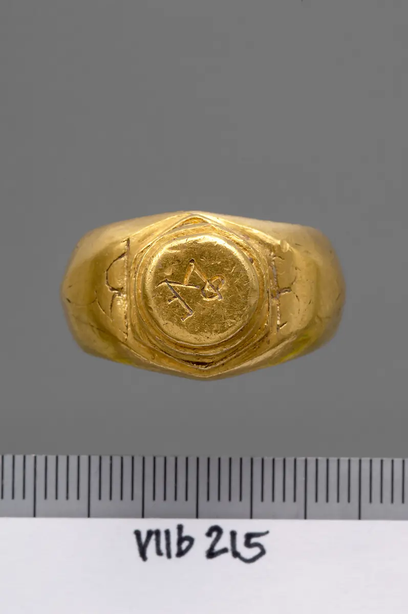 Fingerring mit Monogramm