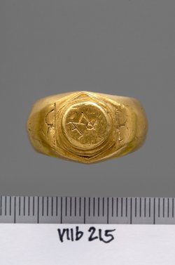Fingerring mit Monogramm