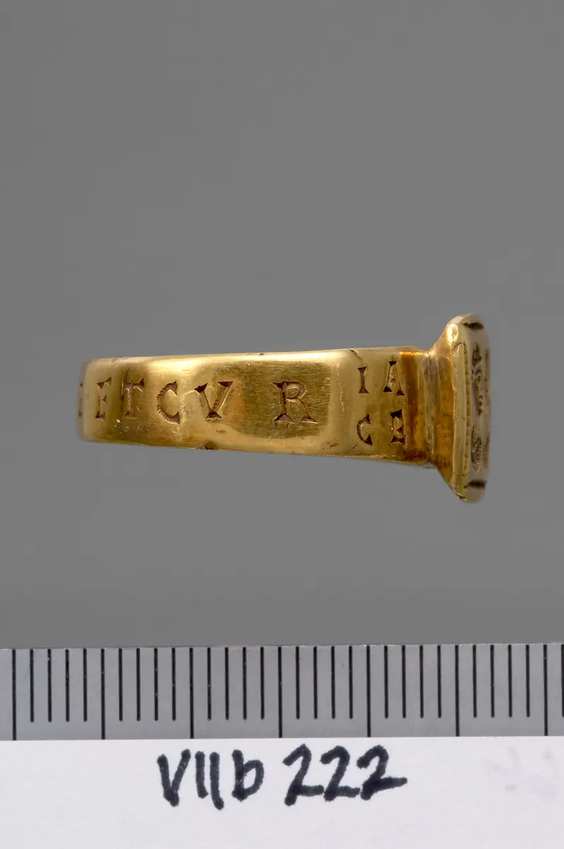 Fingerring mit Gravur: Doppelporträt und Inschrift