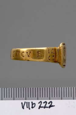 Fingerring mit Gravur: Doppelporträt und Inschrift