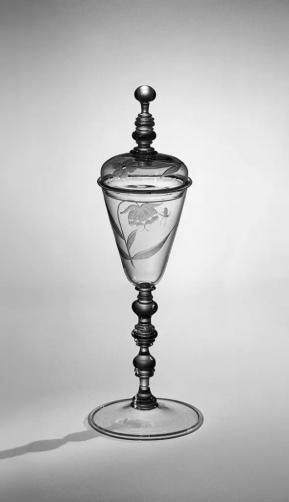 Deckelpokal mit Barockblumen und Insekt