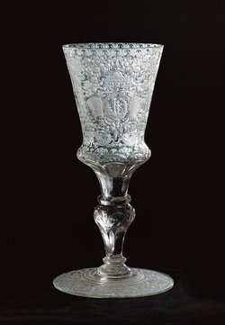 Pokal mit Allianzwappen St. Julien-Stubenberg