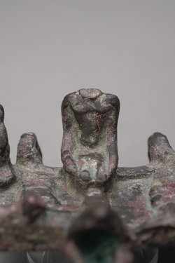 Kleine Opferplatte mit Opferndem, je zwei Affen, Fröschen und Löwen, zwei Ösen