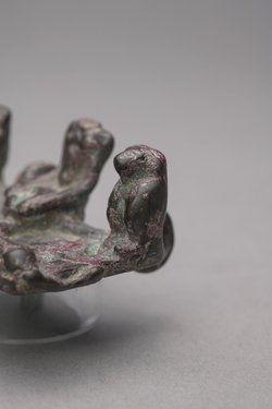 Kleine Opferplatte mit Opferndem, je zwei Affen, Fröschen und Löwen, zwei Ösen