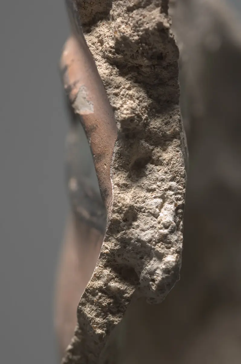 Fragmentiertes Gesicht eines Stucksarges