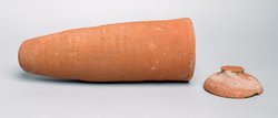 Ibismumie in kegelförmigem Tongefäß