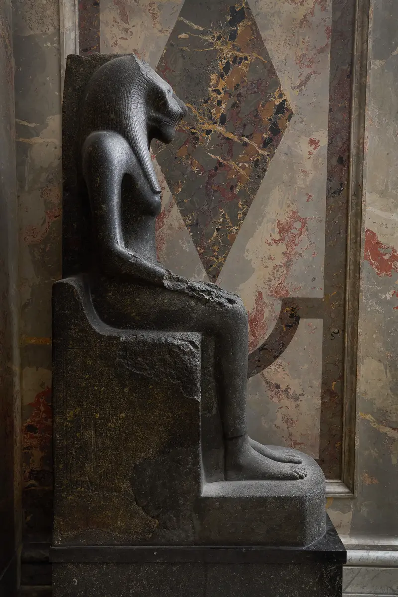 Sitzstatue der Göttin Sachmet