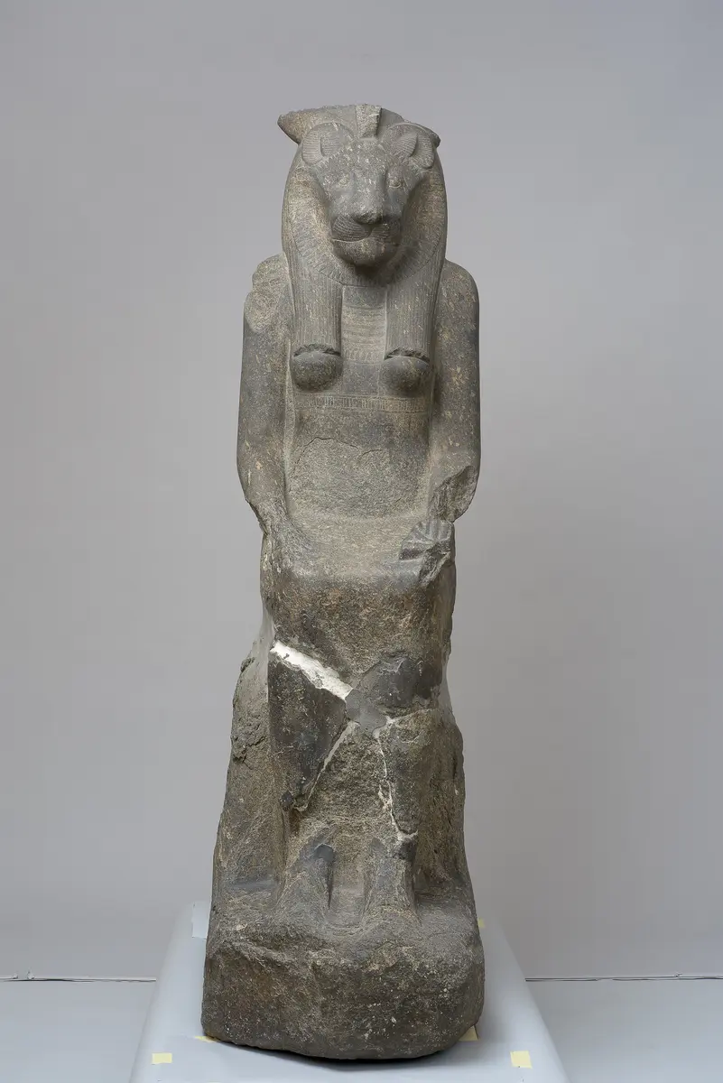 Sitzstatue der Göttin Sachmet