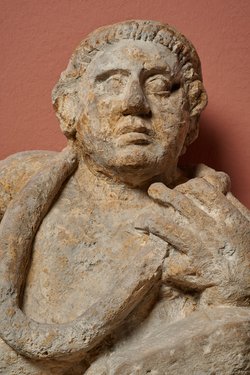Deckel einer Aschenurne: Gelagerter Mann
