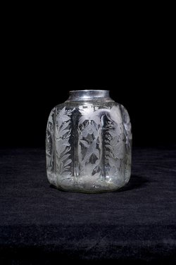 Achtpassige Rippenflasche mit floralem Dekor und Vögeln