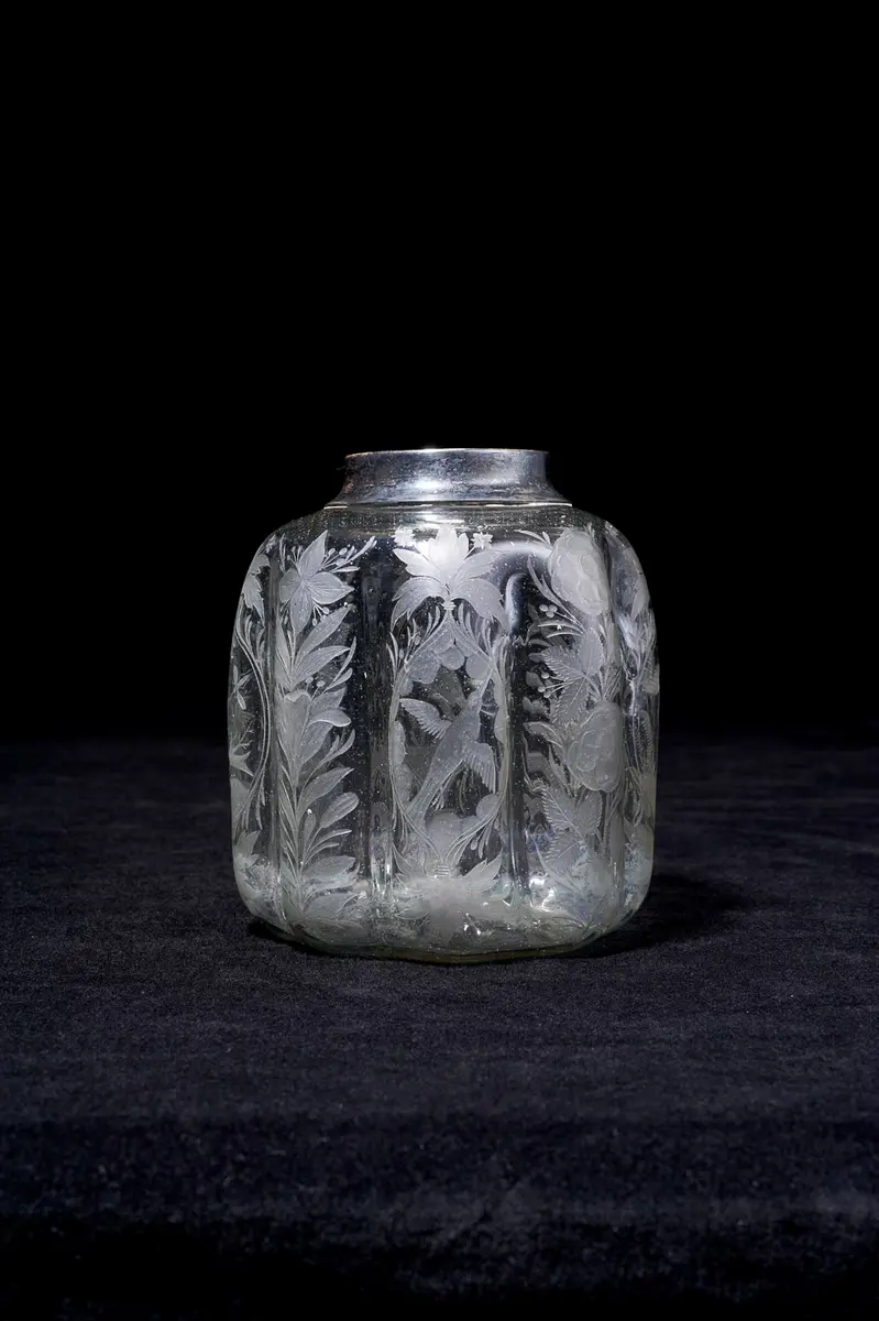 Achtpassige Rippenflasche mit floralem Dekor und Vögeln