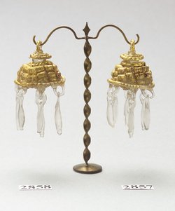 Ohrgehänge mit haferkornartigen Anhängseln aus Glas 