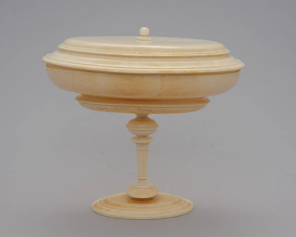 Deckeldose auf hohem Fuß aus Elfenbein; oval