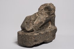 Unterteil einer knienden Statuette des Hor-em-achbit