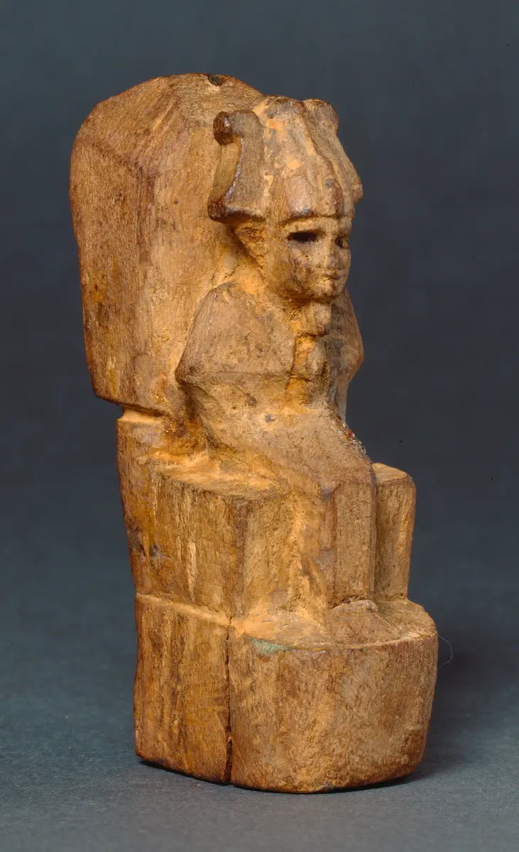 Obeliskenförmiger Behälter mit Osirisfigur