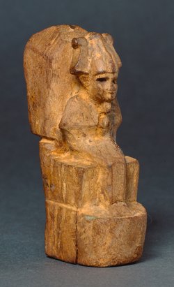 Obeliskenförmiger Behälter mit Osirisfigur