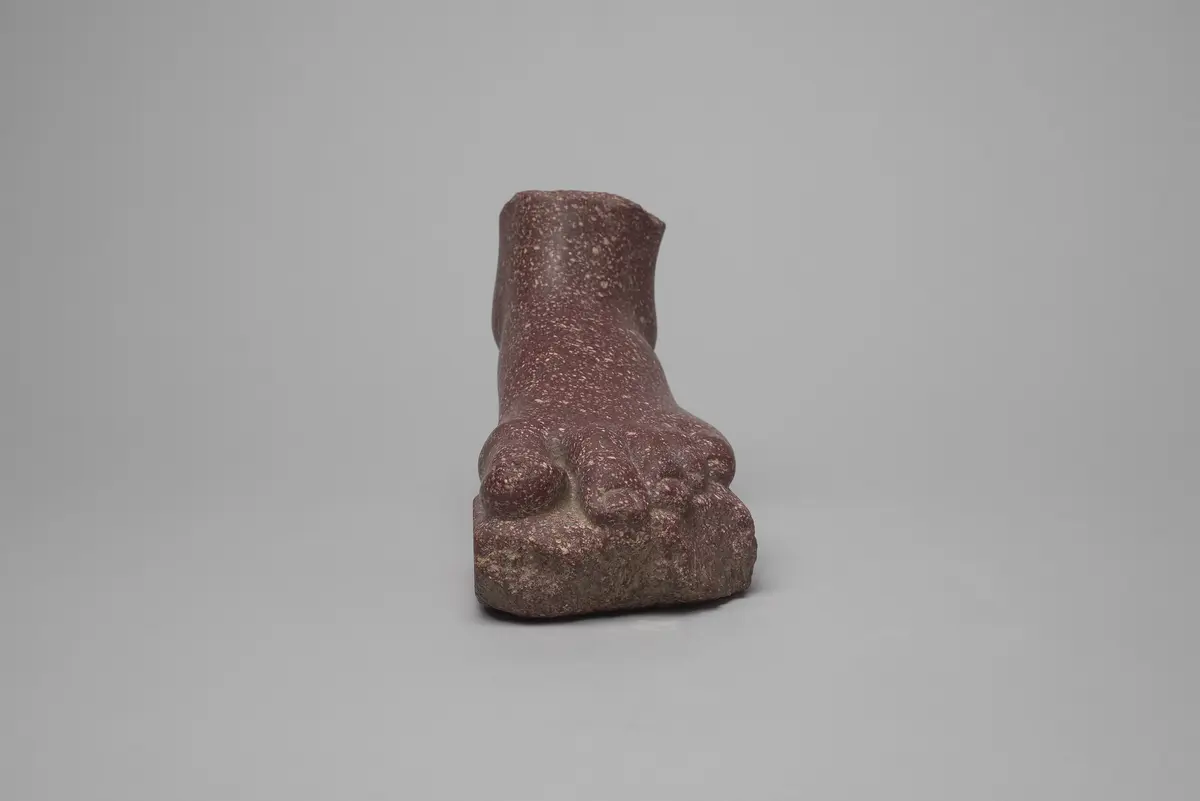 Linker Fuß von einer Statue
