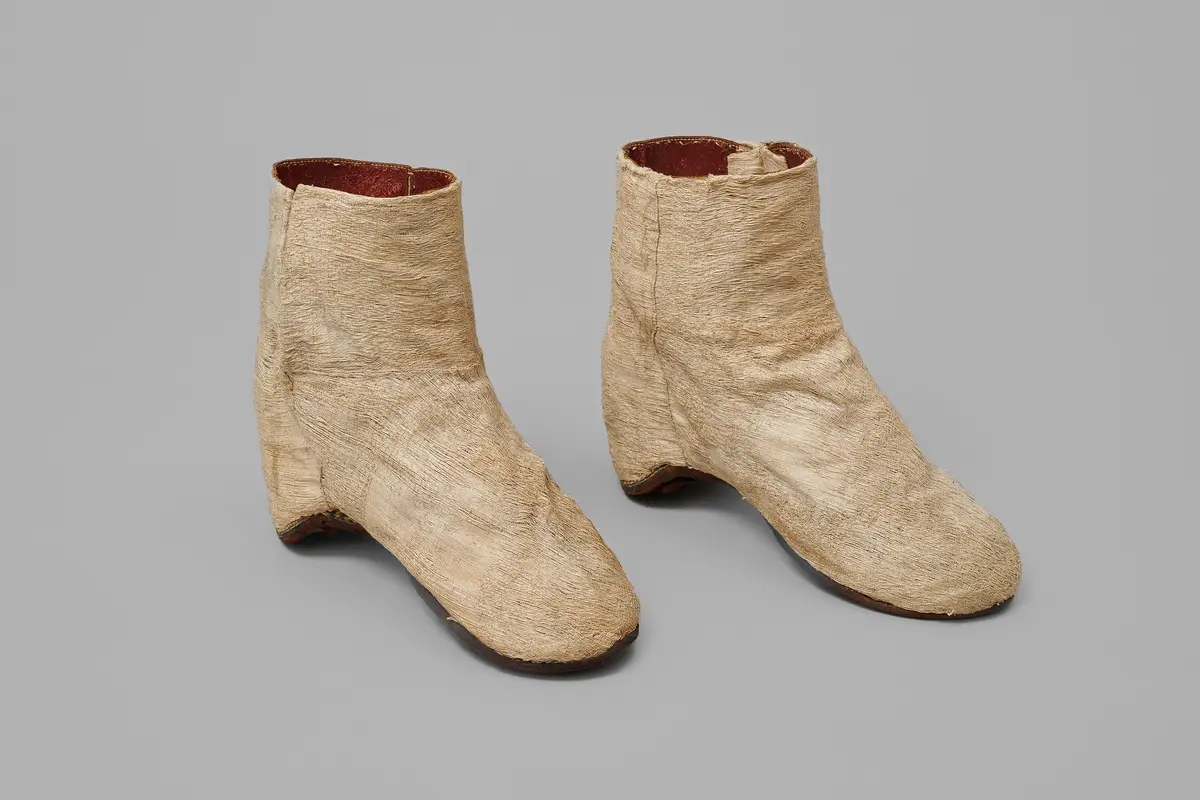 Ein Paar Schnürschuhe der Silbernen Husarischen Rüstung