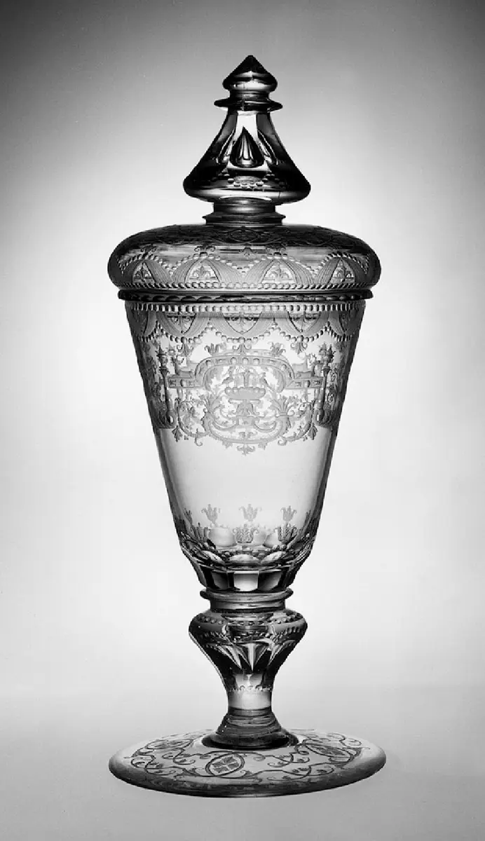 Deckelpokal mit Ornamentschnitt und Blankperlenfriesen
