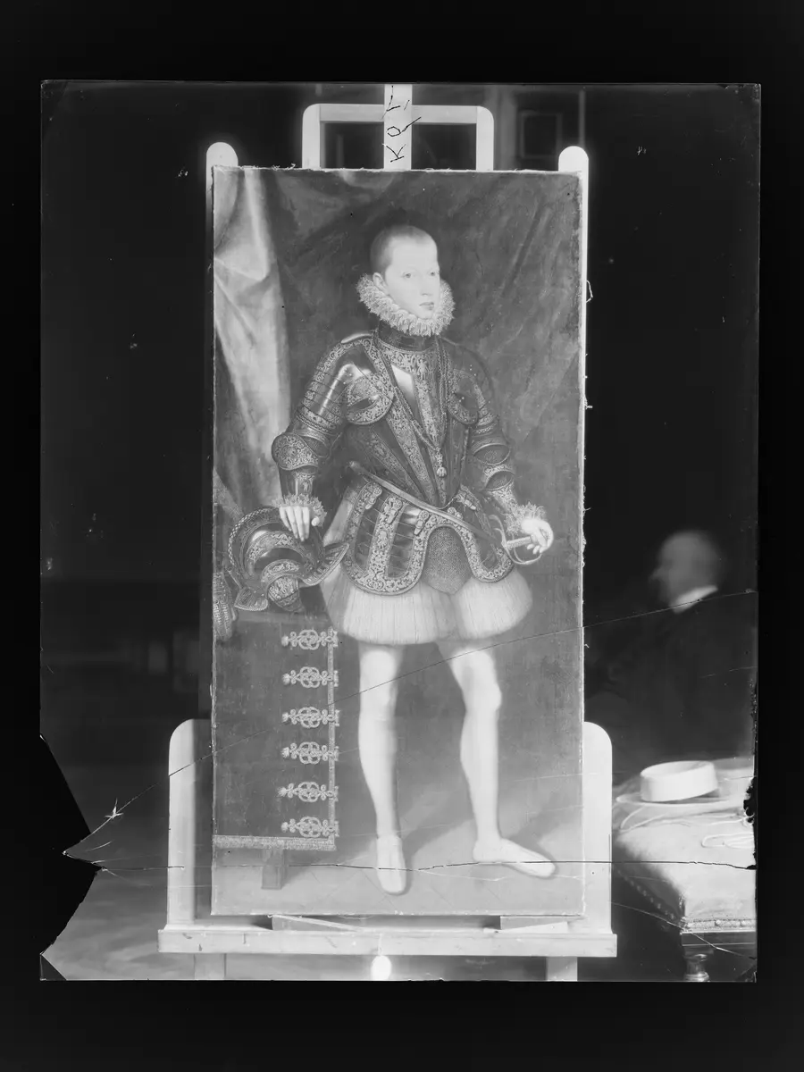 Infant Philipp in einem Harnisch