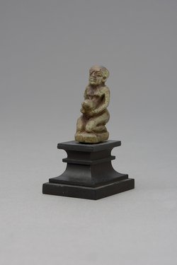Figur eines knienden, nackten Mannes mit aufgerichtetem Phallus