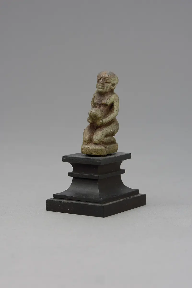 Figur eines knienden, nackten Mannes mit aufgerichtetem Phallus