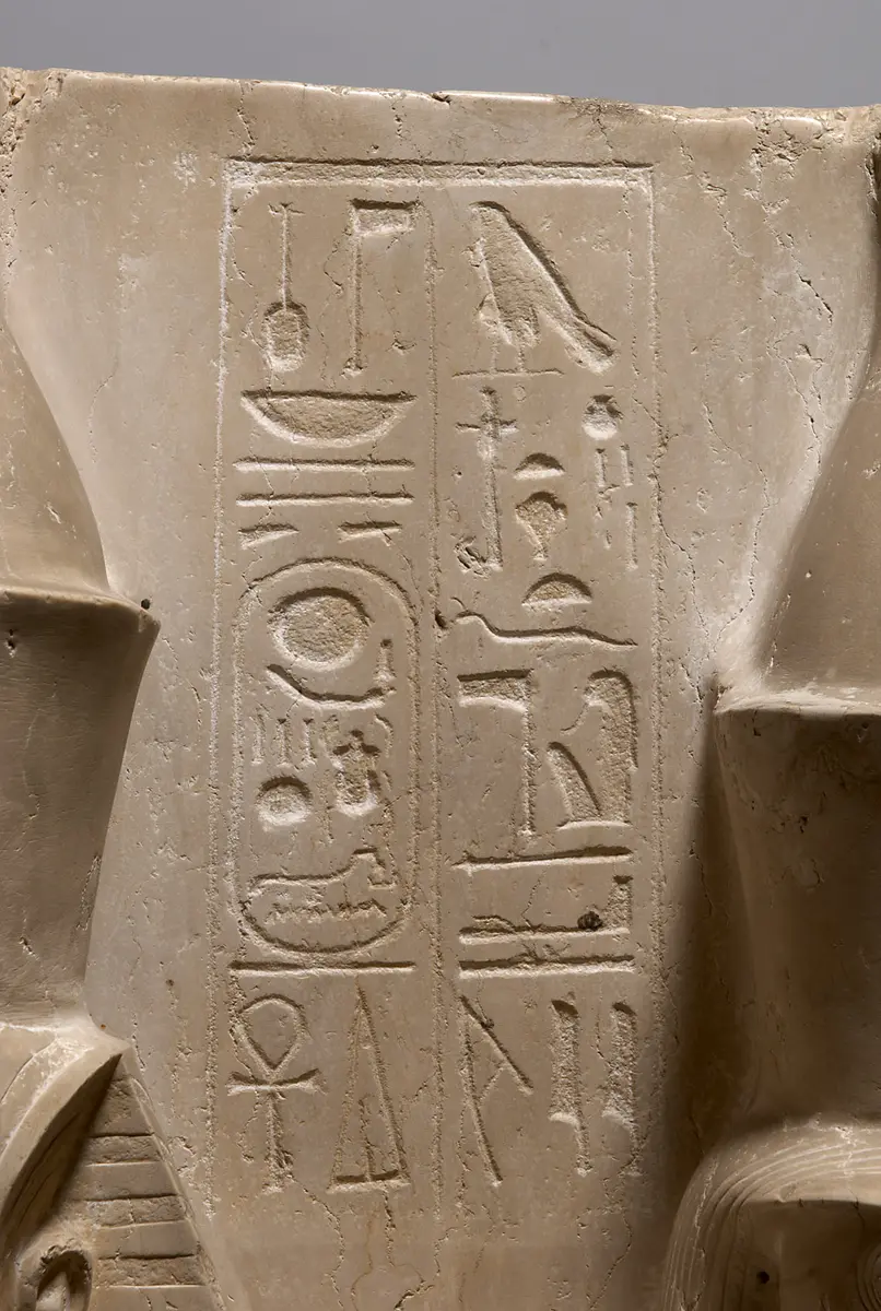 Statuengruppe des Gottes Horus und des Königs Haremhab
