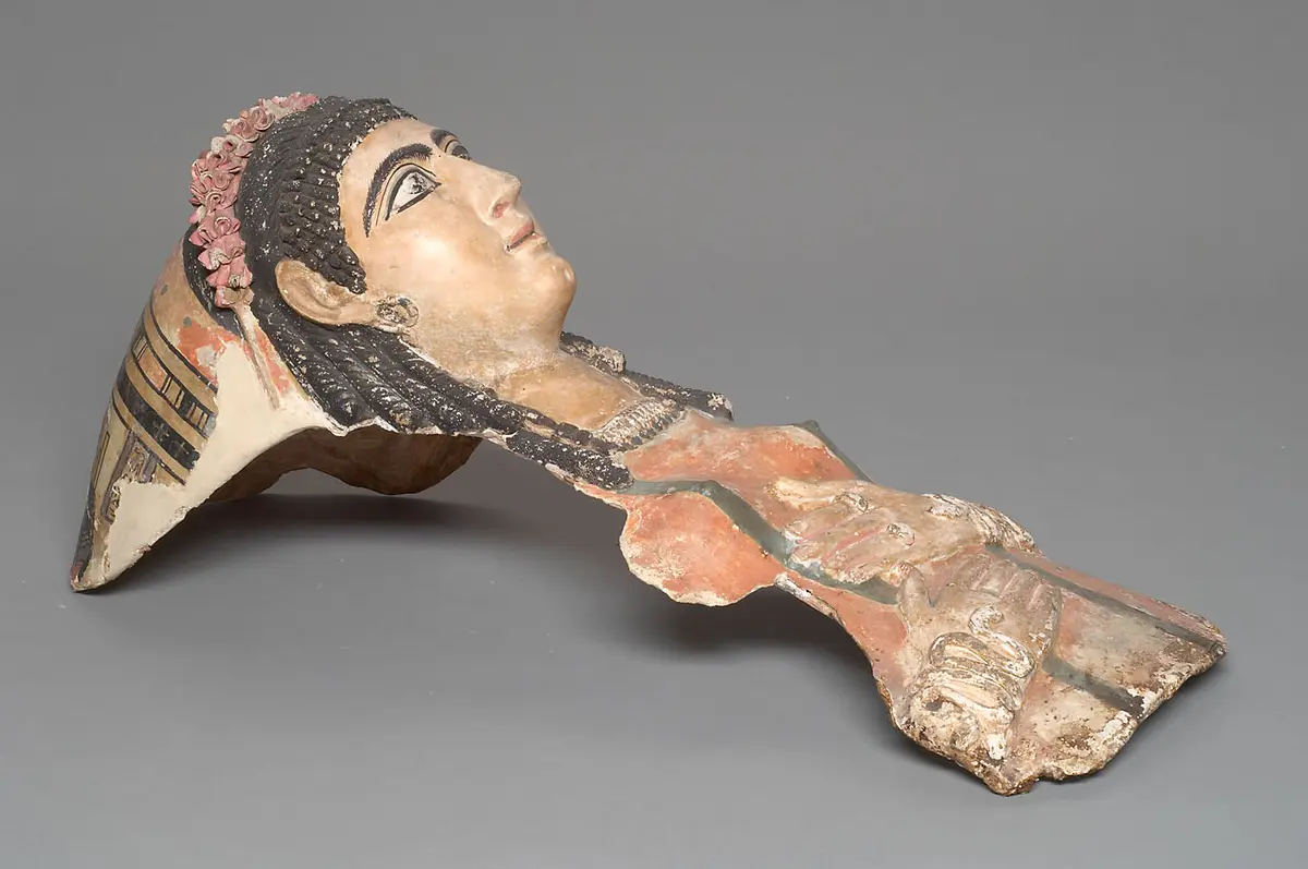 Kartonagemaske von einer weiblichen Mumie